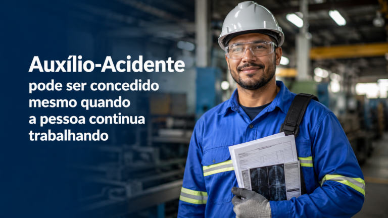 Trabalhador usando equipamentos de proteção individual em ambiente industrial, segurando documentos médicos e previdenciários após acidente de trabalho, representando que o auxílio-acidente pode ser concedido mesmo quando a pessoa continua trabalhando.