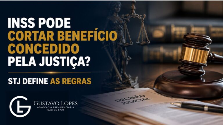 Arte institucional em tons de azul-marinho, branco e dourado com o título “INSS Pode Cortar Benefício Concedido pela Justiça? STJ Define as Regras”. À direita, um martelo de juiz sobre documentos judiciais, com a estátua da Justiça ao fundo, representando decisão judicial e segurança jurídica. Na parte inferior esquerda, a logomarca do escritório Gustavo Lopes Advocacia Previdenciária. A imagem aborda a recente decisão do STJ sobre a possibilidade de o INSS revisar e cessar benefícios por incapacidade concedidos judicialmente, observadas as regras legais.