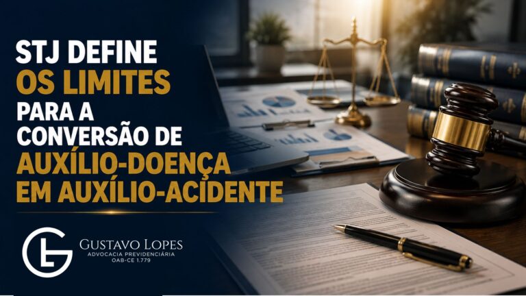 Arte institucional em tons de azul-marinho, branco e dourado com o título “STJ Define os Limites para a Conversão de Auxílio-Doença em Auxílio-Acidente”. À direita, mesa de trabalho com martelo judicial, balança da Justiça, documentos, notebook e livros jurídicos, representando a análise de decisões judiciais e benefícios por incapacidade. Na parte inferior esquerda, a logomarca do escritório Gustavo Lopes Advocacia Previdenciária. A imagem aborda a decisão do STJ que estabelece os limites para a conversão judicial do auxílio por incapacidade temporária em auxílio-acidente.